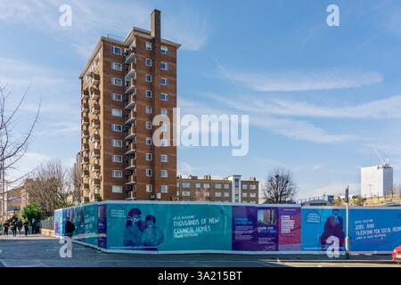 Un cartello del Southwark Council davanti alla Styles House degli anni '1960 nel Cut, dice che stiamo costruendo migliaia di nuove Case del Consiglio. Foto Stock