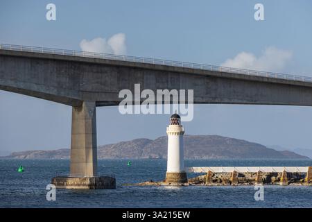 Faro di Eilean Ban sotto lo Skye Bridge, Isola di Skye, Scozia. Inverno (febbraio) 2025. Foto Stock