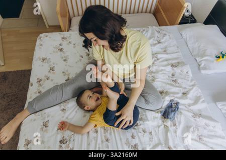 Mamma solletica il bambino, catturando l'essenza della maternità e della cura. Foto di alta qualità Foto Stock