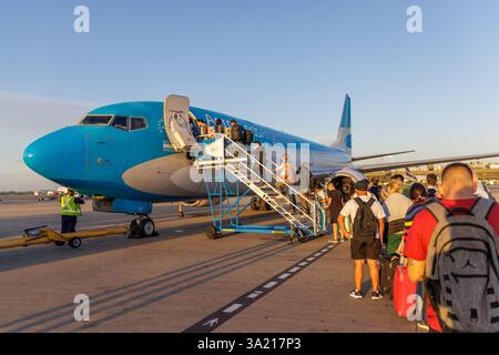 Buenos Aires, Argentina - 10 gennaio 2025: I turisti salgono a bordo di un aereo all'aeroporto internazionale di Ezeiza a Buenos Aires. Foto Stock