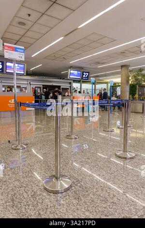 Buenos Aires, Argentina - 10 gennaio 2025: Imbarco presso l'aeroporto internazionale di Ezeiza a Buenos Aires. Foto Stock