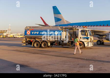 Buenos Aires, Argentina - 10 gennaio 2025: Camion di carburante YPF presso l'aeroporto di Ezeiza in Argentina. Foto Stock