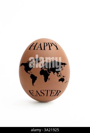Buona Pasqua , l'immagine presenta un uovo marrone con una mappa del mondo nero stampata sulla sua superficie. Foto Stock