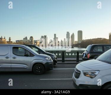Londra, Regno Unito, 9 novembre 2024 - Una vista sul Tamigi Londra dal Westminster Bridge, che mostra il traffico e i grattacieli delle aree di Lambeth e Vauxhall. Foto Stock