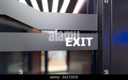 Moderno cartello di uscita su una porta di vetro in un edificio aziendale o commerciale Foto Stock