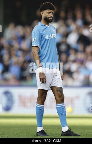 Il centrocampista danese del Napoli Philip Billing guarda durante la partita di serie A tra il Napoli e la Fiorentina allo stadio Diego Armando Maradona di Napoli il 9 marzo 2025. Foto Stock