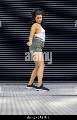 Donna giocosa in una gonna che balla liberamente Foto Stock