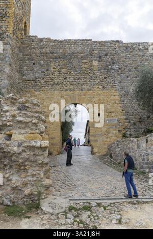 Porta di sotto e mura cittadine di Monteriggioni, provincia di Siena, Toscana, Italia, Europa Foto Stock