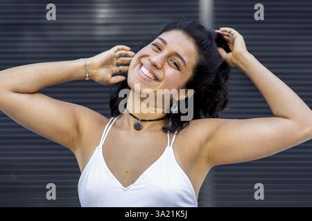 Ritratto di una danzatrice urbana che mostra stile moderno e sicurezza Foto Stock