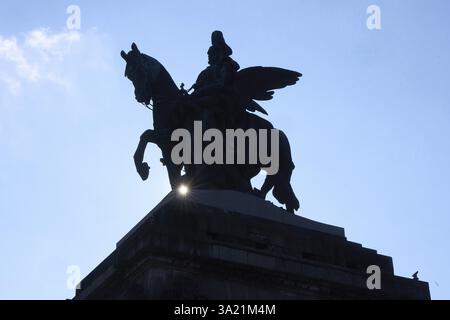 Il sole splende attraverso la statua equestre alta 37 metri del Kaiser Wilhelm al Deutsches Eck di Coblenza in primavera Foto Stock