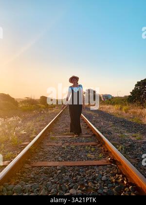 le donne camminano sui binari della ferrovia Foto Stock
