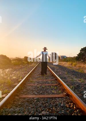 le donne camminano sui binari della ferrovia Foto Stock
