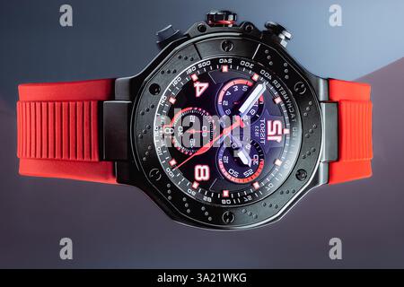 Orologio Tissot sportivo di lusso da uomo. Orologio casual in acciaio inossidabile. Orologi da uomo. Orologio sportivo da polso nero e rosso. Thailandia Phuket. 25 luglio 2024 Foto Stock