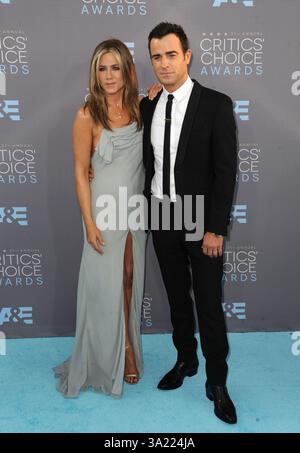 Jennifer Aniston e Justin Theroux arrivano al ventunesimo Annual Critics' Choice Awards al Barker Hangar il 17 gennaio 2016 a Santa Monica, California Foto Stock