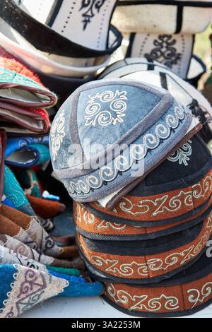 Skullcap doppa, copricapo dei popoli turchi. Berretto in feltro maschile kirghiso topu Foto Stock