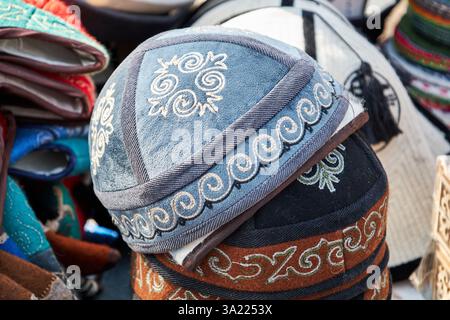 Doppa, copricapo dei popoli turchi. Berretto in feltro maschile kirghiso topu Foto Stock