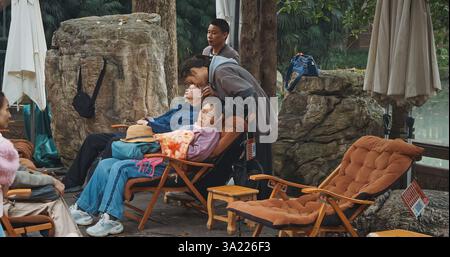 Chengdu, Sichuan, Cina. Massaggio femminile terapista che dà massaggio rilassante della testa alla donna asiatica. Massaggio per i turisti in strada. Massaggio rilassante. Donna Foto Stock