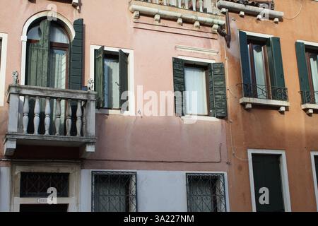Case pittoresche color pastello, architettura tradizionale italiana a Venezia, Italia Foto Stock