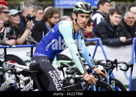 Follonica, Italia. 11 marzo 2025. Il belga Dries De Bondt del Team Decathlon AG2R la Mondiale nella foto al via della seconda tappa della gara ciclistica Tirreno-Adriatico, una gara di 189km da Camaiore a Follonica, Italia, martedì 11 marzo 2025. BELGA FOTO DIRK WAEM credito: Belga News Agency/Alamy Live News Foto Stock