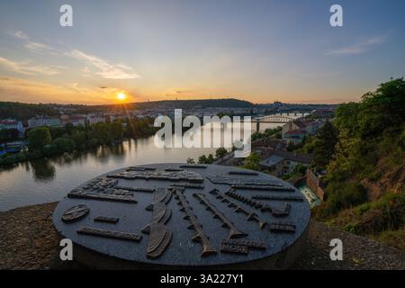 Si tratta di una vista al tramonto di Praga e del fiume Moldava presa dalle mura del castello di Vysehrad il 12 maggio 2024 a Praga, Repubblica Ceca Foto Stock