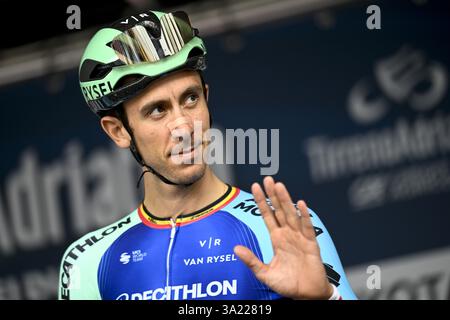 Follonica, Italia. 11 marzo 2025. Il belga Dries De Bondt del Team Decathlon AG2R la Mondiale nella foto al via della seconda tappa della gara ciclistica Tirreno-Adriatico, una gara di 189km da Camaiore a Follonica, Italia, martedì 11 marzo 2025. BELGA FOTO DIRK WAEM credito: Belga News Agency/Alamy Live News Foto Stock