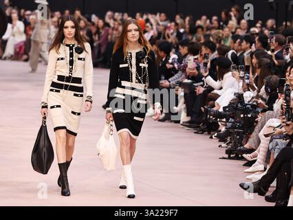 Parigi, Francia. 11 marzo 2025. I modelli presentano le creazioni delle collezioni ready-to-wear Autunno/Inverno 2025-2026 della casa di moda francese Chanel durante la Paris Fashion Week, a Parigi, Francia, l'11 marzo 2025. Crediti: Gao Jing/Xinhua/Alamy Live News Foto Stock