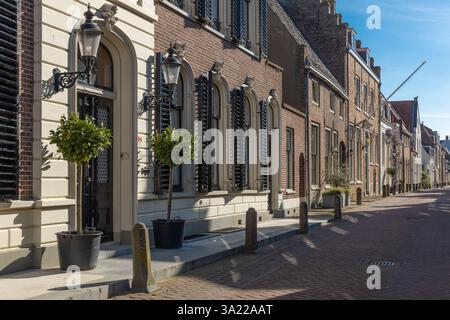 Strada monumentale con case monumentali a Vianen. Foto Stock