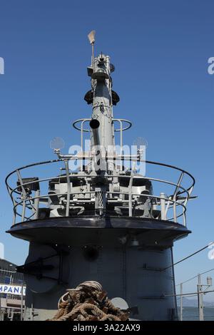 Situato sul Molo 45, nella Baia di San Francisco al Fisherman's Wharf. Naval Sub ormeggiato qui in questo molo. Questa barca è stata costruita per la seconda guerra mondiale e servita in Asia, e. Foto Stock