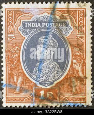 Francobollo cancellato stampato dall'India, che mostra re Giorgio V che indossa la Corona Imperiale dell'India, intorno al 1937. Foto Stock