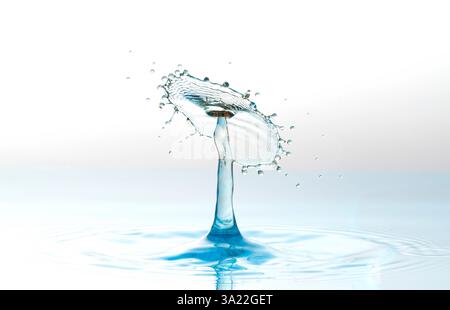 Immagini stravaganti di due gocce d'acqua che si scontrano creando forme insolite Foto Stock
