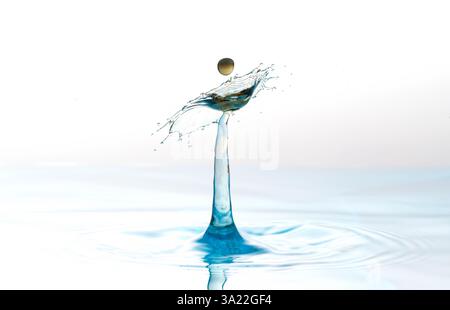 Immagini stravaganti di due gocce d'acqua che si scontrano creando forme insolite Foto Stock
