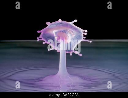 Immagini stravaganti di due gocce d'acqua che si scontrano creando forme insolite Foto Stock