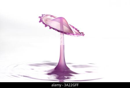 Immagini stravaganti di due gocce d'acqua che si scontrano creando forme insolite Foto Stock