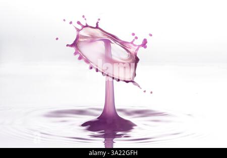 Immagini stravaganti di due gocce d'acqua che si scontrano creando forme insolite Foto Stock