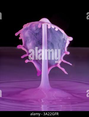 Immagini stravaganti di due gocce d'acqua che si scontrano creando forme insolite Foto Stock