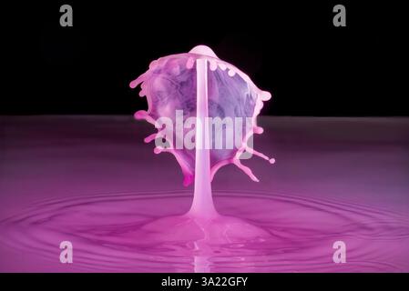Immagini stravaganti di due gocce d'acqua che si scontrano creando forme insolite Foto Stock