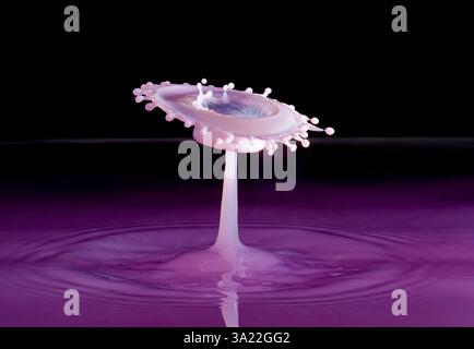 Immagini stravaganti di due gocce d'acqua che si scontrano creando forme insolite Foto Stock