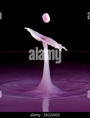 Immagini stravaganti di due gocce d'acqua che si scontrano creando forme insolite Foto Stock