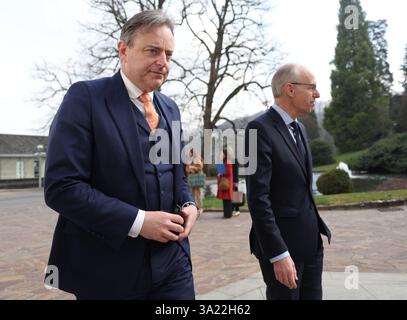 Senningen, Lussemburgo. 11 marzo 2025. Primo Ministro Bart De Wever, primo Ministro lussemburghese Luc Frieden e nella foto davanti a un vertice dei paesi del Benelux, Lussemburgo, Paesi Bassi e Belgio, martedì 11 marzo 2025, a Senningen, Lussemburgo. I tre capi di governo discuteranno le principali questioni della politica europea e internazionale. BELGA PHOTO VIRGINIE LEFOUR credito: Belga News Agency/Alamy Live News Foto Stock