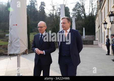 Senningen, Lussemburgo. 11 marzo 2025. Il primo ministro lussemburghese Luc Frieden e il primo ministro Bart De Wever nella foto di martedì 11 marzo 2025, a Senningen, Lussemburgo, Paesi Bassi e Belgio, durante un vertice dei paesi del Benelux, Lussemburgo. I tre capi di governo discuteranno le principali questioni della politica europea e internazionale. BELGA PHOTO VIRGINIE LEFOUR credito: Belga News Agency/Alamy Live News Foto Stock