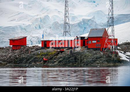 Stazione Almirante Brown, nota anche come base Brown, base antartica argentina e stazione di ricerca scientifica sulla penisola di Sanaviron lungo Paradise Harbor, Foto Stock
