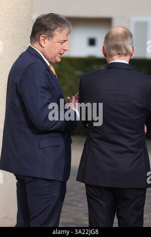 Senningen, Lussemburgo. 11 marzo 2025. Primo Ministro Bart De Wever, primo Ministro lussemburghese Luc Frieden e nella foto durante un vertice dei paesi del Benelux, Lussemburgo, Paesi Bassi e Belgio, martedì 11 marzo 2025, a Senningen, Lussemburgo. I tre capi di governo discuteranno le principali questioni della politica europea e internazionale. BELGA PHOTO VIRGINIE LEFOUR credito: Belga News Agency/Alamy Live News Foto Stock