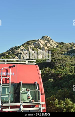 Vista posteriore di un camper rosso parcheggiato in Gallura, Sardegna, Italia Foto Stock