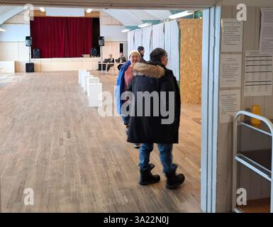 Aasiaat, Danimarca. 11 marzo 2025. Le persone sono viste in una stazione di sondaggio ad Aasiaat, Groenlandia, un territorio autonomo della Danimarca, 11 marzo 2025. La Groenlandia ha tenuto le sue elezioni parlamentari martedì. Oltre 40.420 elettori idonei sono stati in grado di votare in 72 seggi elettorali in tutto il territorio. I seggi elettorali sono aperti alle 9:00 ora locale (1100 GMT) e chiudono alle 20:00 ora locale. Un totale di 31 membri saranno eletti all'Inatsisartut, il parlamento della Groenlandia, tra 213 candidati che rappresentano sei partiti politici. Crediti: Zhang Quanwei/Xinhua/Alamy Live News Foto Stock