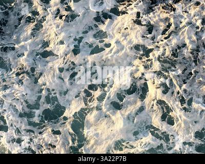 Vista ravvicinata dell'acqua turbolenta sulla scia di una nave da crociera in mare. Sfondi Foto Stock