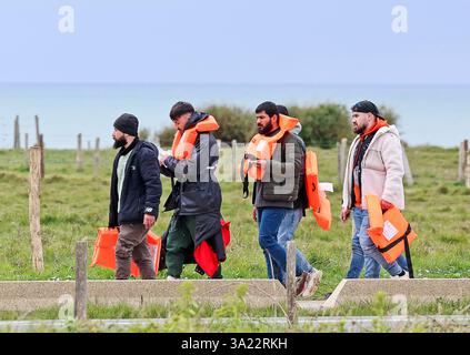 Migranti sulla strada tra Ambleteuse e Wimereux il 23 aprile 2024, dopo un fallito tentativo di attraversare il Canale della Manica. I migranti tornano a Calais Foto Stock