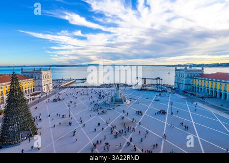 Vista aerea del Parca do commercio con l'albero di Natale di Lisbona, il più alto d'Europa, sulla Piazza del commercio e tramonto sul fiume Tago nel tardo pomeriggio Foto Stock