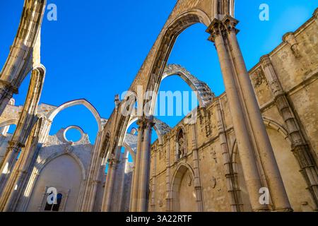 Rovine storiche senza tetto del Convento del Carmo, o del Convento di nostra Signora del Monte Carmelo, a Lisbona, Portogallo. Costruito nel 1389, il convento medievale era Dam Foto Stock