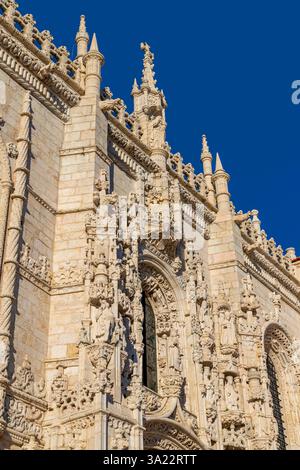 Portale ornato a sud della chiesa di Santa Maria de Belem nello storico monastero di Jerónimos a Lisbona fu costruito tra il 1516 e il 1518. Realizzato da più t Foto Stock