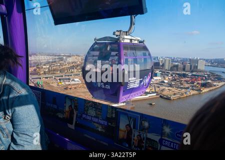 Funivie attraverso il Tamigi da Greenwich all'area del centro Excel che è cresciuta intorno alla O2 di Greenwich, nel sud-est di Londra Foto Stock